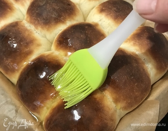 Горячие булочки при помощи силиконовой кисти обильно покрыть глазурью.