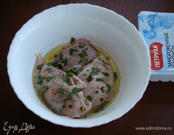 В миске смешать оливковое масло и сок половины лимона. Сложить куриное филе, посолить и поперчить, сверху посыпать измельченными листьями мяты и оставить мариноваться на 10 минут. Через 10 минут филе перевернуть и снова оставить на 10 минут.