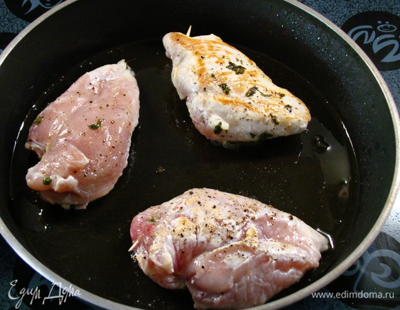 Куриное филе ТМ «Петруха» обжарить на сковороде с двух сторон до румяного цвета.