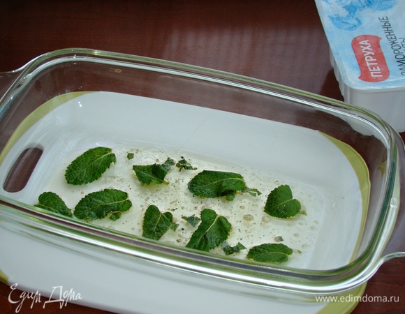 Оставшийся маринад влить в форму для запекания и на дно уложить листья мяты.