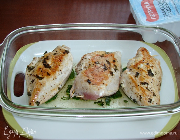 Обжаренное куриное филе уложить в форму, сверху накрыть фольгой и поставить в разогретую до 160°C духовку на 20–25 минут.