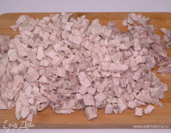 Отвариваем куриную грудку и куриные бедрышки до готовности. Затем очищаем бедрышки от шкурки и костей. Нарезаем и то, и другое мясо небольшими кубиками.