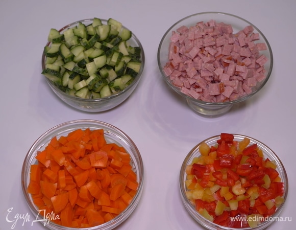 Нарезаем кубиками огурцы, отварную морковь, сладкий перец и колбасу.