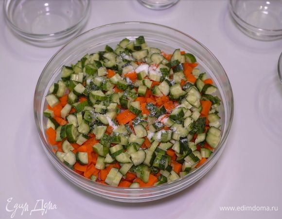 Смешиваем все ингредиенты, солим по вкусу.