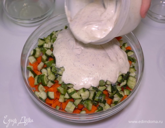И заправляем вкусным домашним майонезом.