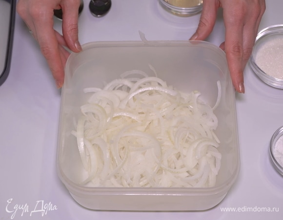 Салатик почти готов, осталось только быстренько замариновать сладенький лучок.