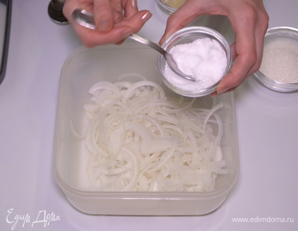 Добавляем к луку 1 чайную ложку соли без горки.