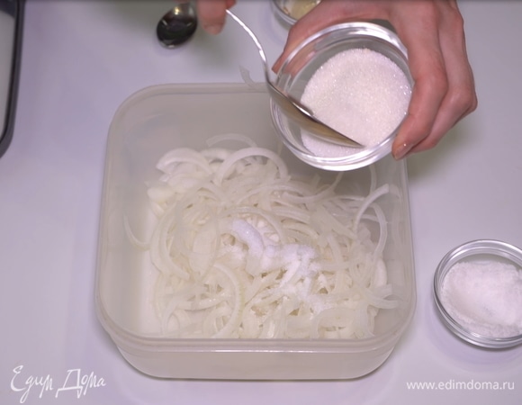 Затем 1 столовую ложку сахара.
