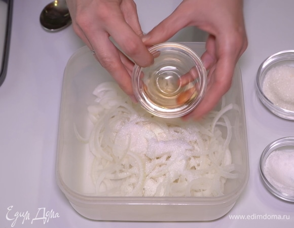 2 столовые ложки яблочного уксуса. Перемешиваем и накрываем контейнер крышкой.