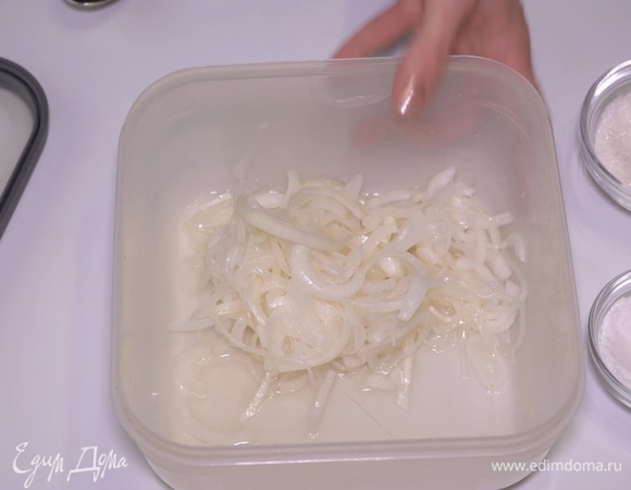 Через 15–20 минут маринованный хрустящий вкусненький лучок уже готов. Нужно только слить лишний маринад.