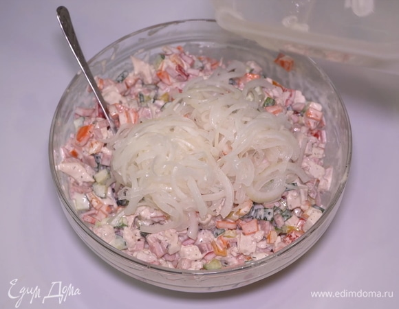 Добавляем лук в салатик. Получается чудесный салат для повседневного и праздничного стола.