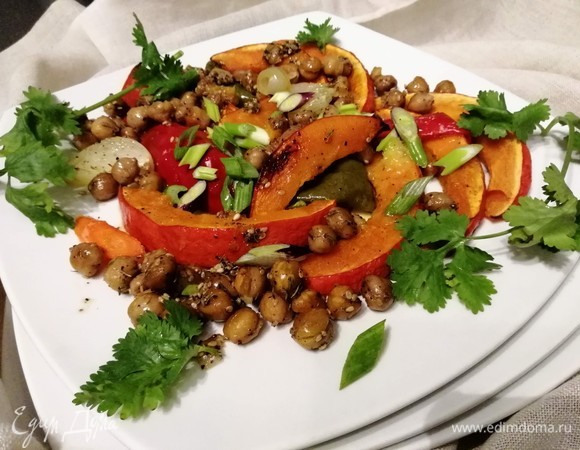 Выложить овощи на тарелку, добавить нут, посыпать зеленью и/или зеленым луком, полить салатным соусом и сверху раскрошить фету или брынзу.