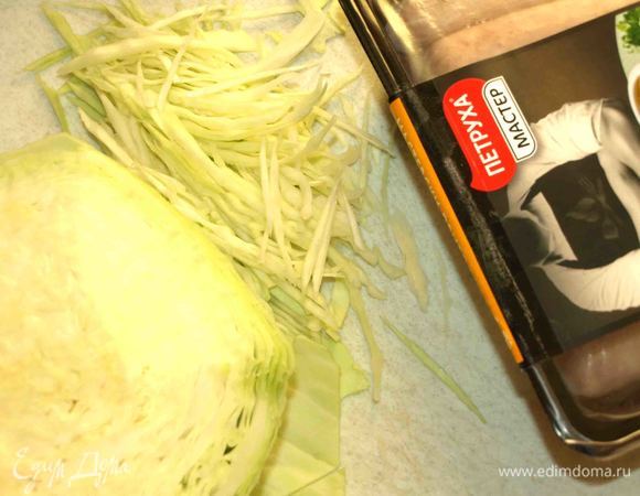 Квашеную капусту отжать от лишней жидкости, белокочанную капусту нашинковать. Лук очистить и нашинковать. Чеснок очистить и мелко порубить. Морковь очистить и измельчить на крупной терке.