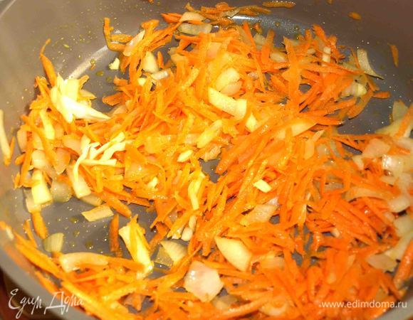 В глубокой сковороде разогреваем 1,5 ст. л. растительного масла. Обжариваем лук, чеснок и морковь 1–2 минуты.