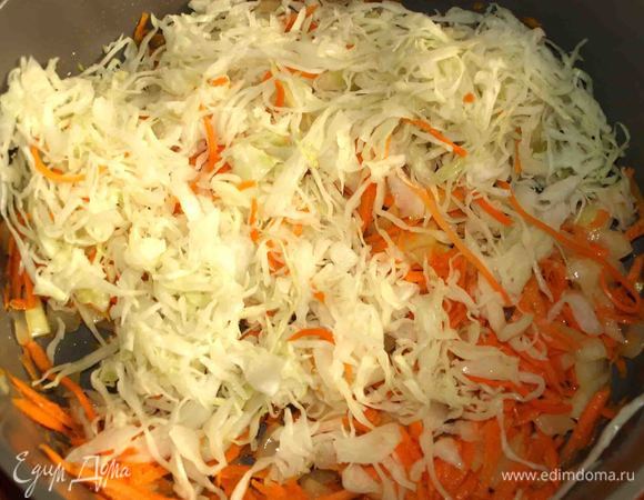 Добавляем квашеную капусту.