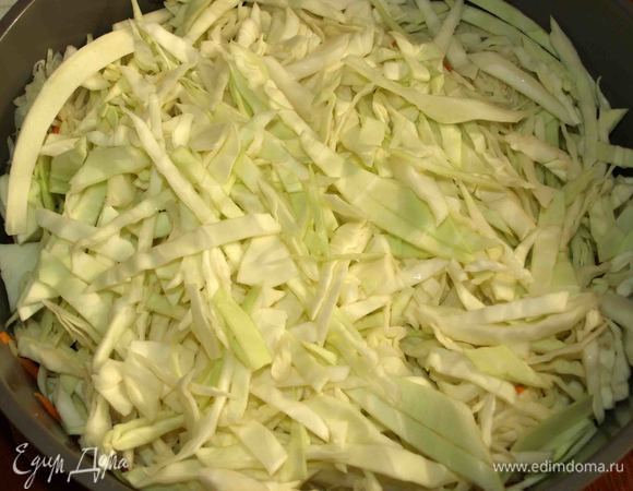 Добавляем белокочанную. Перемешиваем и тушим 15–20 минут.