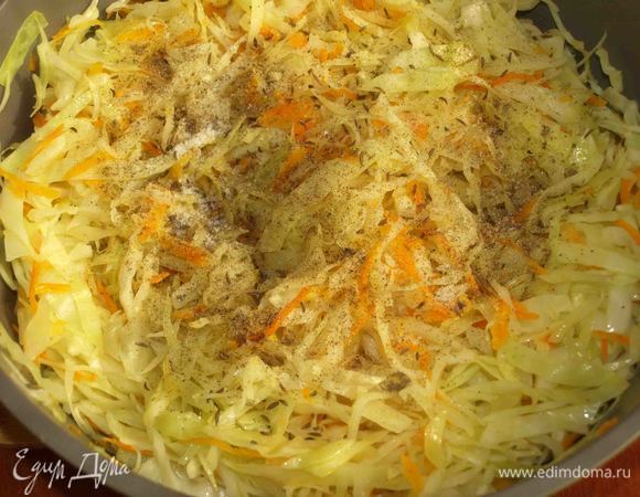 Снимаем с огня. Добавляем соль, перец и тмин. Перемешать.