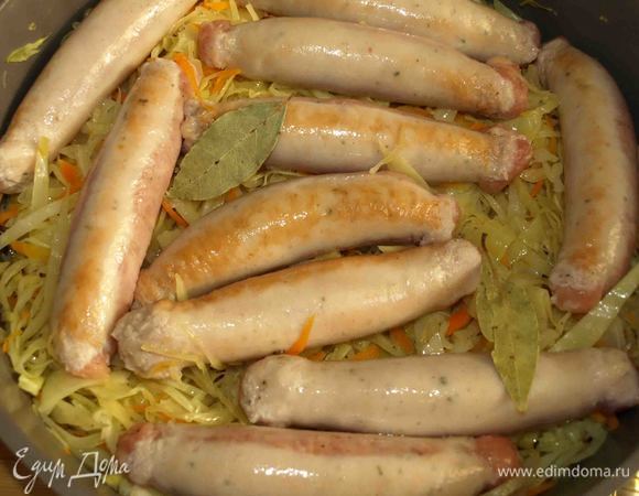 Сверху выкладываем подготовленные колбаски оригинальные ТМ «Петруха Мастер». Добавляем лавровый лист и отправляем в заранее разогретую до 180°C духовку на 30 минут.