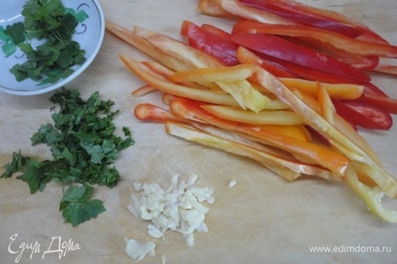 Подготовить овощи: перец нарезать тонкими полосками, чеснок и зелень порубить.