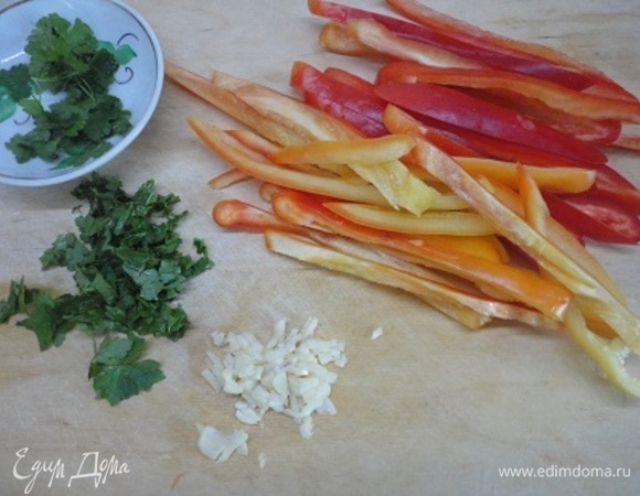 Подготовить овощи: перец нарезать тонкими полосками, чеснок и зелень порубить.