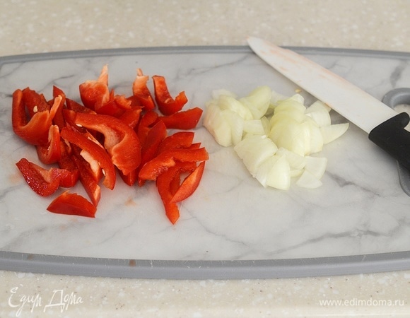 Лук нарежьте кубиком, перец — соломкой.