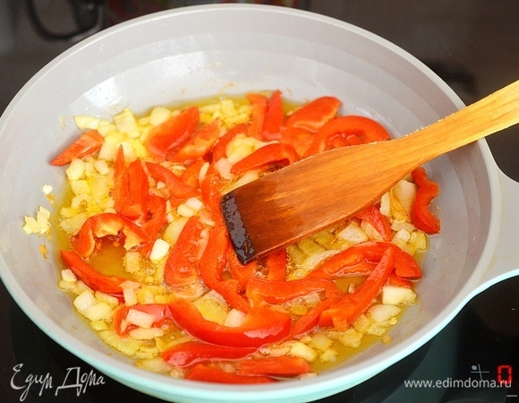 В сковороде разогрейте масло, обжаривайте лук и перец около 7 минут.