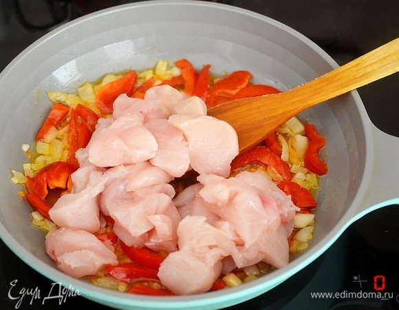 Добавьте нарезанную курицу, обжарьте все еще минут 7.