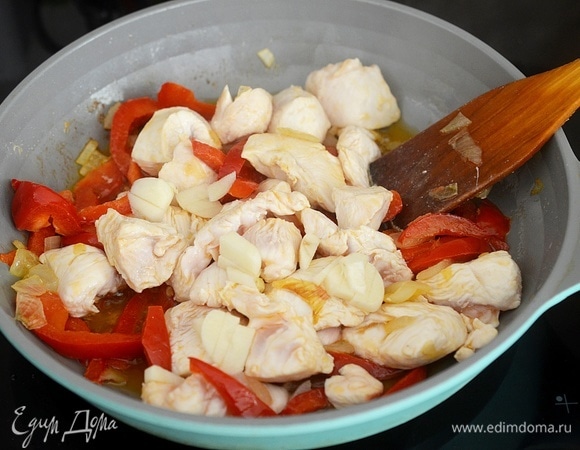 Затем нарезанный чеснок положите в сковороду, перемешайте.