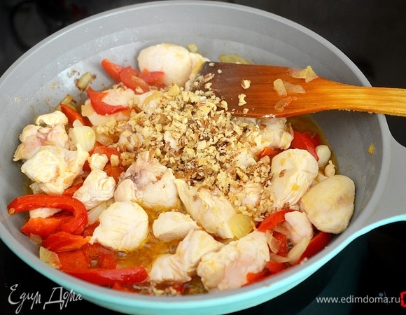 Всыпьте измельченные орехи, соль, перец и специи. Обжарьте все минут 7.