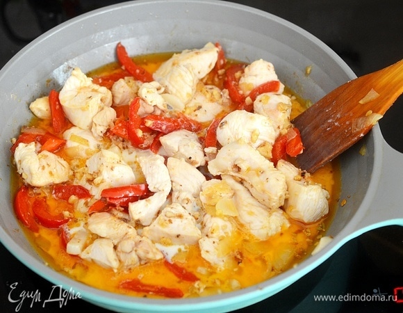 Влейте сливки и тушите на небольшом огне до почти полного впитывания сливок. Кусочки курицы должны получится как бы в сливочном соусе.