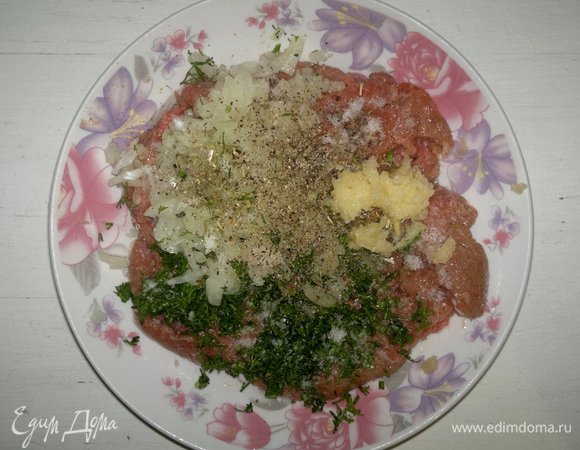 К фаршу добавить лук, укроп, измельченный чеснок, соль, перец, приправу для мяса. Все перемешать.