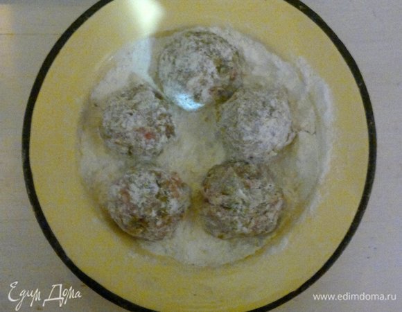 Фрикадельки обвалять в муке.