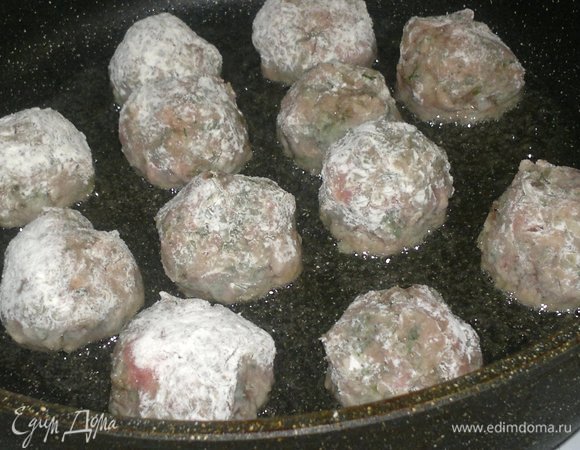 В сковороду налить растительное масло, разогреть его и выложить фрикадельки.