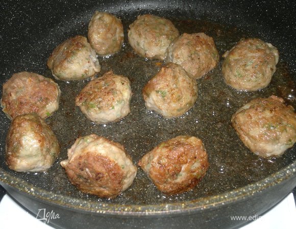 Обжарить фрикадельки со всех сторон до румяности, выложить в миску.