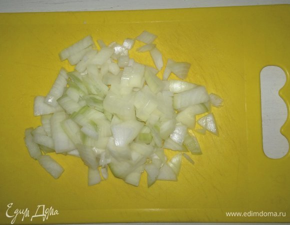 Лук для рагу очистить и крупно нарезать.