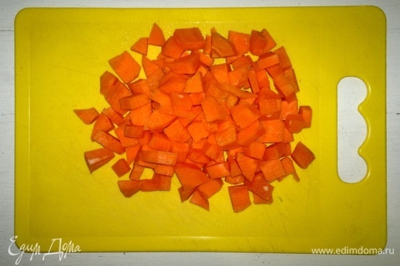 Морковь почистить, вымыть, нарезать крупными кубиками.