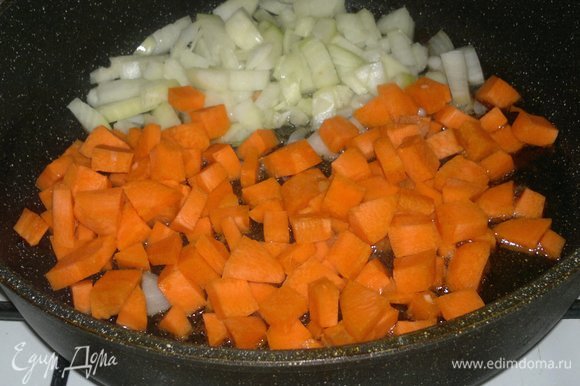Лук и морковь обжарить до румяности на масле от фрикаделек.
