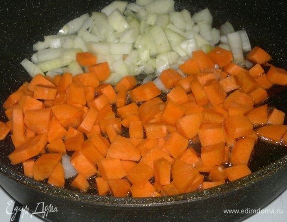 Лук и морковь обжарить до румяности на масле от фрикаделек.