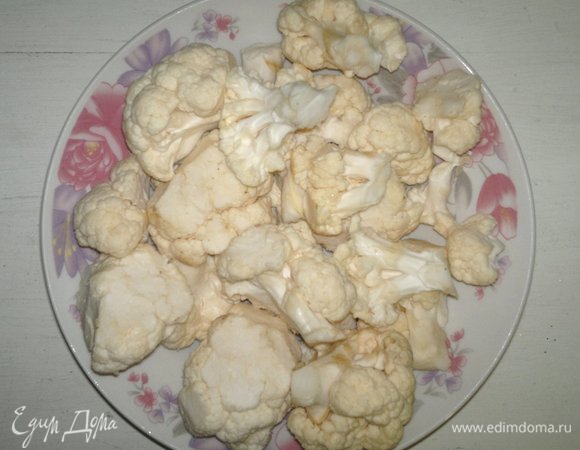 Цветную капусту вымыть, разделить на соцветия. Если соцветия слишком крупные, разрезать их пополам.