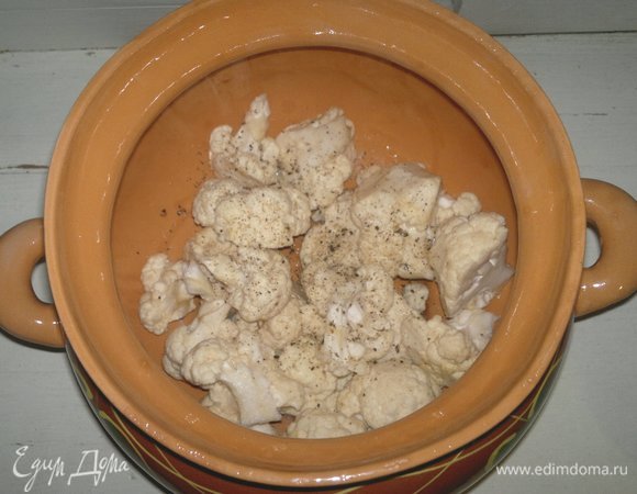 Немного посолить, поперчить.