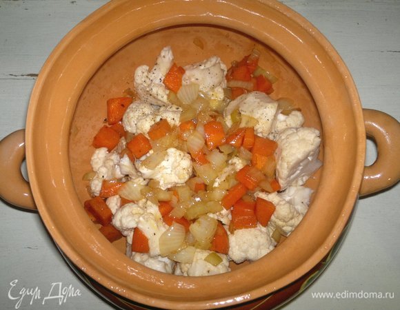 На капусту выложить половину обжаренных лука и моркови (вместе с маслом).