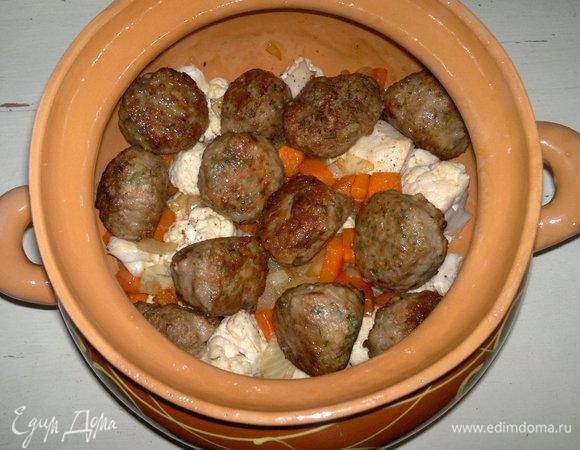 Выложить в горшочек фрикадельки.