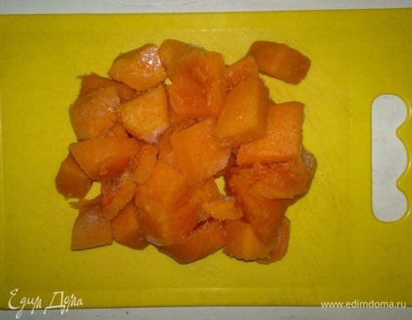 Тыкву для рагу можно использовать свежую или замороженную. У меня была замороженная, я просто крупно ее нарезала. Если тыква свежая, нужно ее почистить и нарезать.