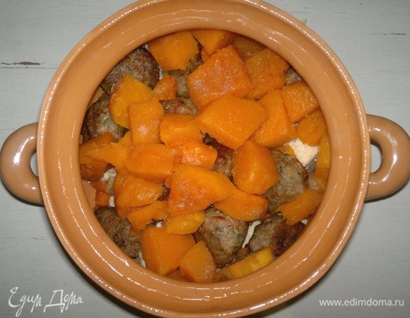На фрикадельки выложить слой тыквы.