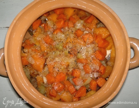 На тыкву выложить вторую половину обжаренных лука и моркови. Немного посолить, поперчить, залить холодной кипяченой водой.