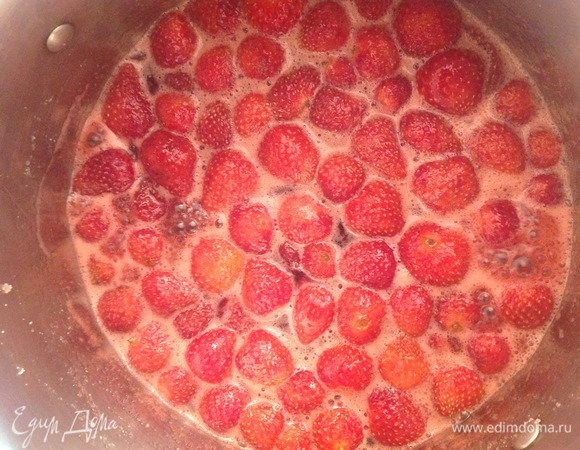 Поместить на средний огонь, проварить 3–4 минуты. Не давать сильно закипеть, чтобы бурлило.