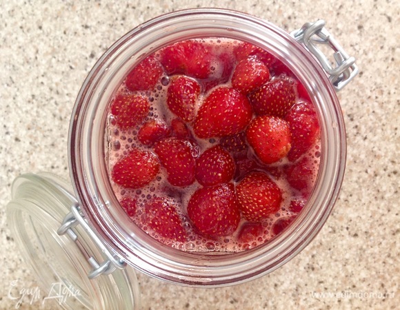 Разложить по банкам, в широкую кастрюлю кладем полотенце, на него поставить банки. Залить аккуратно водой комнатной температуры на 3/4, довести до кипения на 10–12 минут. Вынуть банки, дать остыть. Приятного аппетита!