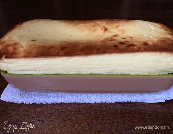 Яйца взбить с сахаром и ванилью до пышной пенки, творог добавить туда и хорошо пробить блендером. Форму смазать сливочным маслом. Влить творожную смесь. Духовку разогреть до 180°C. Ставим выпекать минут на 25–30 до румяной корочки. Вынуть из духовки и дать немного остыть.