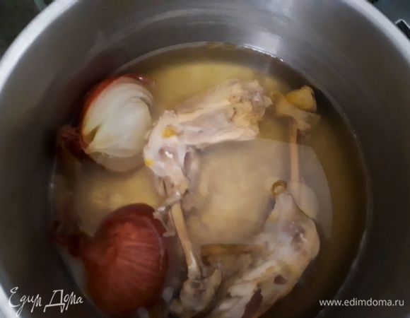 Сварите куриные окорочка. Бульон нам для рецепта не понадобится, только мясо.