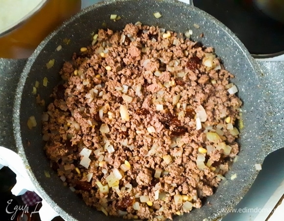 Приготовьте пино — основу многих чилийских блюд. Замочите изюм на 15 минут. Нарежьте и слегка обжарьте лук, затем добавьте раздавленный чеснок. Когда лук станет прозрачным, добавьте фарш и специи. Хорошенько перемешайте, чтобы обжарить весь фарш без комочков. Добавьте кедровые орешки и изюм, посолите по вкусу.